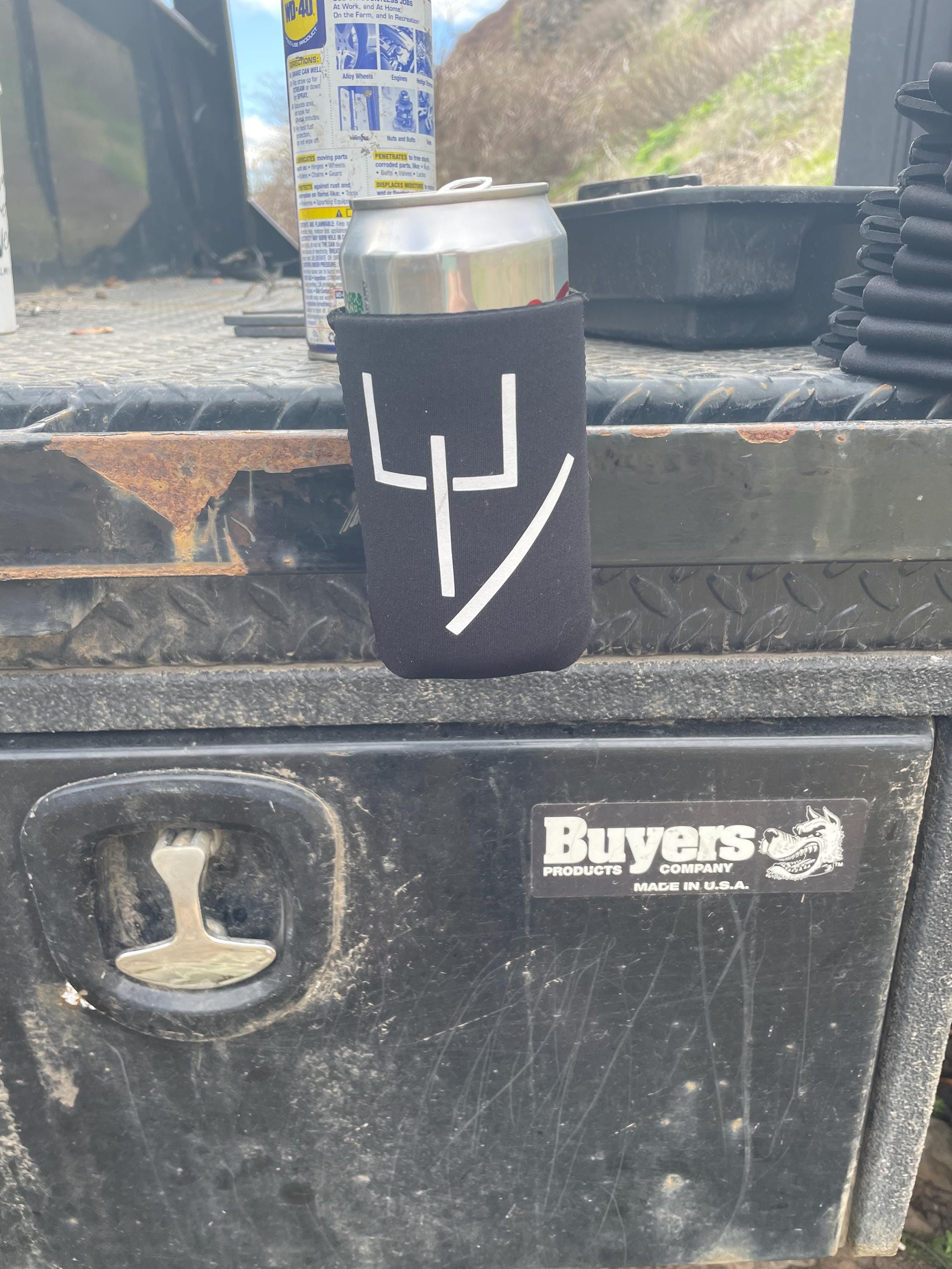 Magnetic can cooler