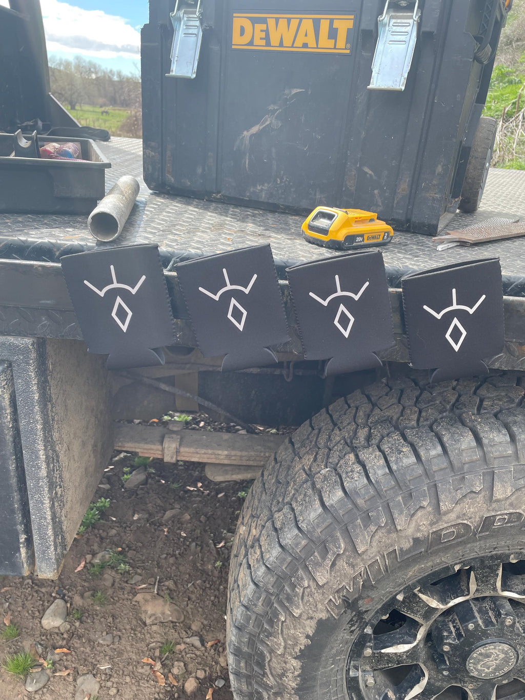 Magnetic can cooler