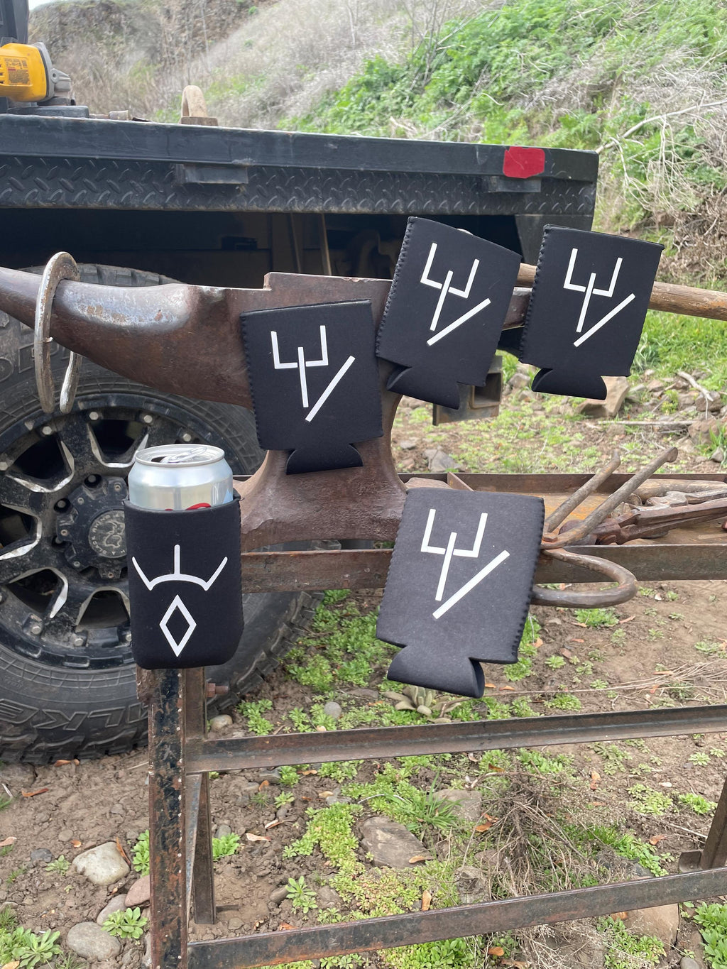Magnetic can cooler