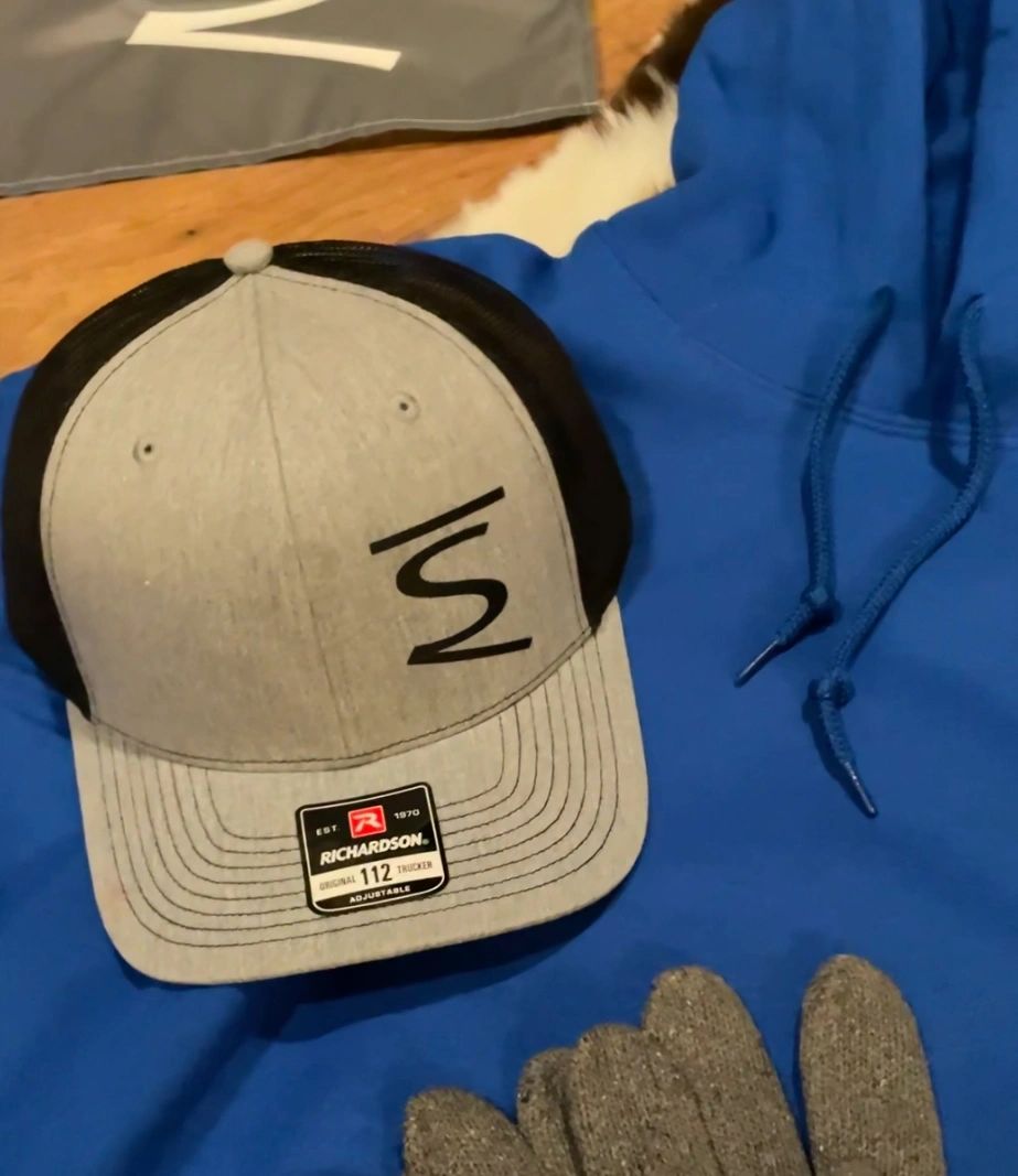 Gray cap and blue hoodie with gloves.